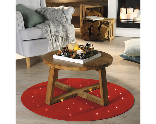 Dekorativní obývací pokoj s kulatým kobercem, dřevěným stolem a krbem