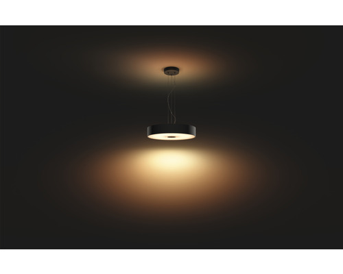 Kulaté závěsné svítidlo ve zapnutém stavu