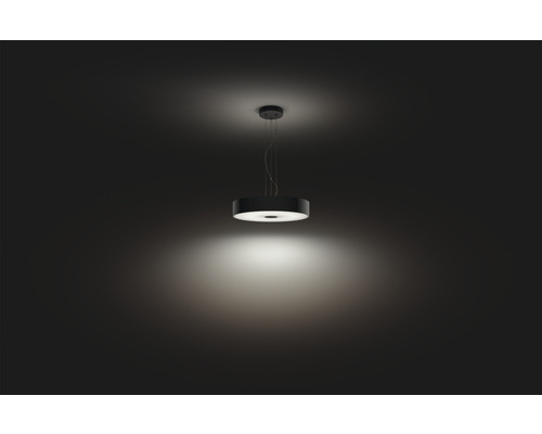 Černé LED závěsné světlo s kruhovým designem.