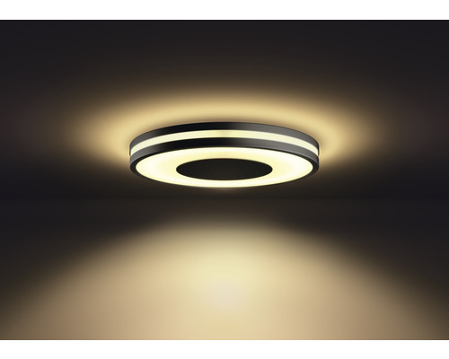 LED stropní svítidlo s kruhovým designem.