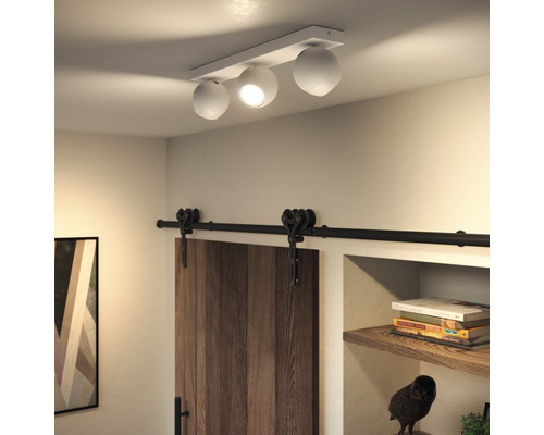 Stropní svítidlo se třemi bodovými světly v obývacím pokoji
