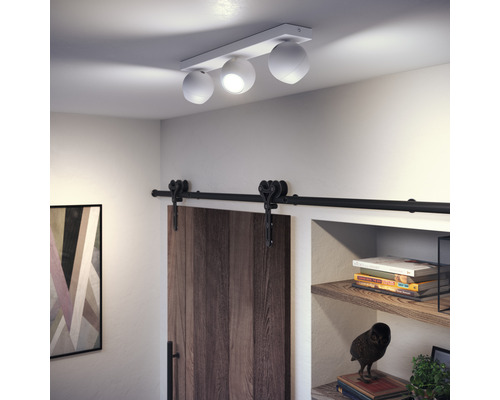 Stropní svítidlo se třemi svítidly v místnosti.