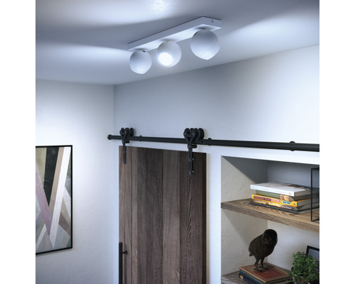 Stropní svítidlo se třemi bodovými světly v místnosti