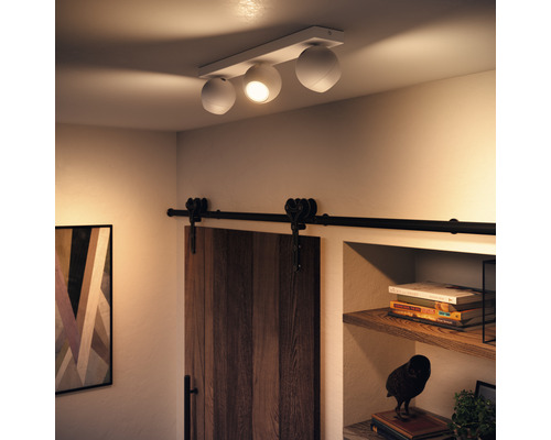 Stropní svítidlo se třemi spoty ve světlé místnosti