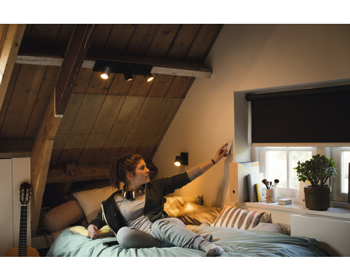 Mládežnický pokoj v podkroví s dřevěným stropem, osvětlením a roletami