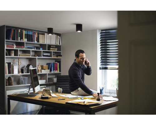 "Kancelář se stolem, regálem a stropními svítidly