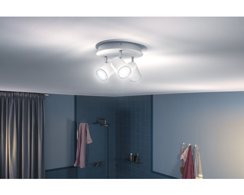 Stropní svítidlo se třemi bodovými světly v koupelně