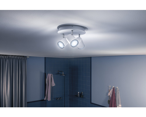 Stropní svítidlo se třemi reflektory v koupelně