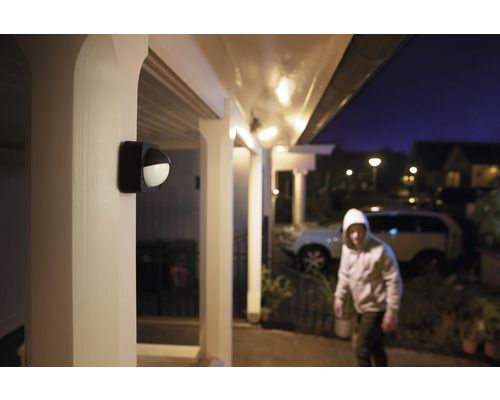 Exteriér domu se světlem se senzorem pohybu, které osvětluje zloděje.
