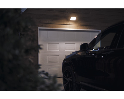 Garáž s osvětlením a autem před ní