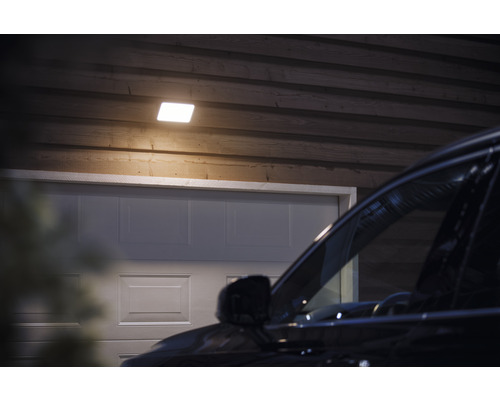 Scéna vjezdu do garáže se stropním svítidlem