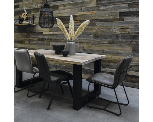 Jídelní stůl se židlemi, dekorace a stěnové panely v jídelně