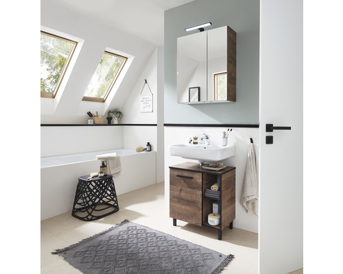 Světlá koupelna se střešními okny, skříňkou pod umyvadlo, zrcadlovou skříňkou a kobercem