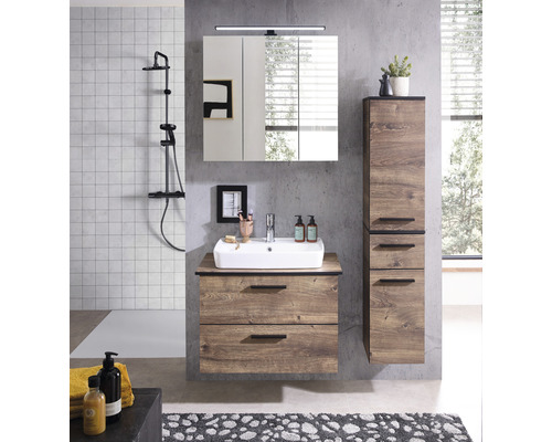 Moderní koupelna s umyvadlovou skříňkou, zrcadlovou skříňkou a vysokou skříňkou ve vzhledu dřeva