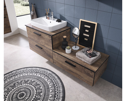 Koupelna s umyvadlovou skříňkou, zrcadlem a kulatým kobercem