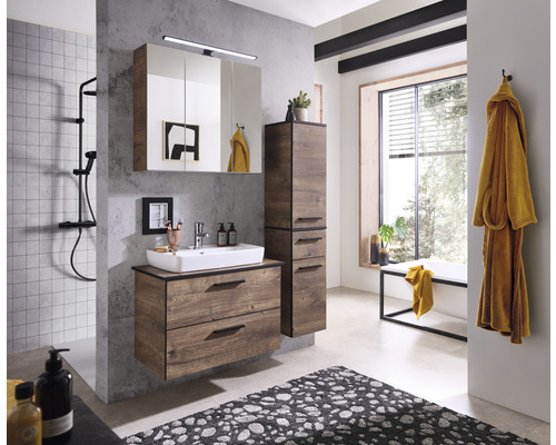 Koupelna s umyvadlem, zrcadlovou skříňkou, vysokou skříňkou a vanou ve světlém a příjemném designu