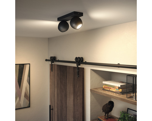 Stropní svítidlo se dvěma bodovými světly v chodbě s posuvnými dveřmi