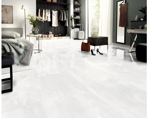 Světlá ložnice s lesklými bílými podlahovými dlaždicemi pro moderní atmosféru.