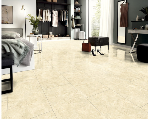 Ložnice s dlažbou, postelí, šatní skříní a doplňky