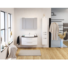 Koupelna s umyvadlem, zrcadlovou skříňkou, vysokou skříňkou, sprchou a radiátorem na ručníky