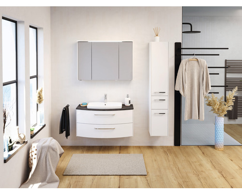 Koupelna s umyvadlem, zrcadlovou skříňkou, vysokou skříňkou, sprchou a radiátorem na ručníky