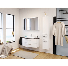 Světlá koupelna s umyvadlem, zrcadlovou skříňkou, vysokou skříňkou a ohřívačem ručníků