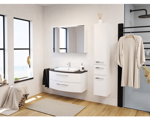 Světlá koupelna s umyvadlem, zrcadlovou skříňkou, vysokou skříňkou a ohřívačem ručníků