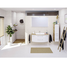 Světlá koupelna s umyvadlem, zrcadlem, žebříkem na ručníky a rostlinou