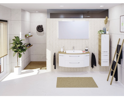 Světlá koupelna s umyvadlem, zrcadlem, žebříkem na ručníky a rostlinou