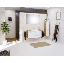 Moderní koupelna s umyvadlem, zrcadlem, regálem a žebříkem na ručníky