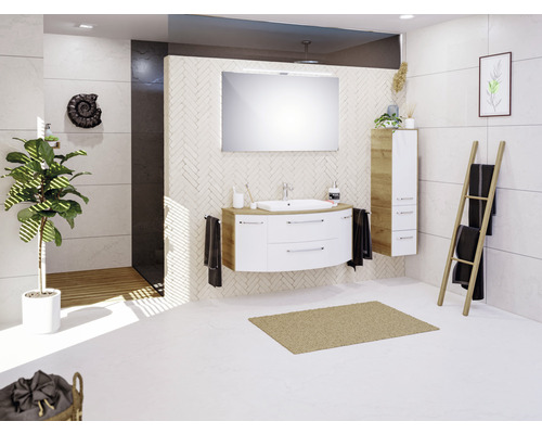 Moderní koupelna s umyvadlem, zrcadlem, regálem a žebříkem na ručníky