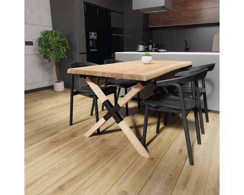 Jídelní stůl s dřevěnou deskou a černé židle v moderně zařízené kuchyni.