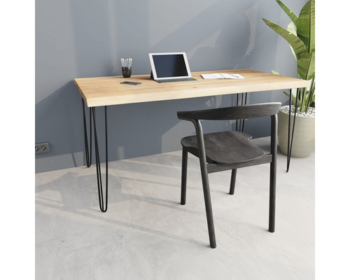 Scéna s dřevěným stolem s kovovýma nohama, židlí, notebookem a kancelářskými potřebami