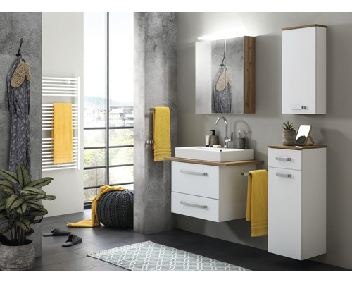 Koupelna s umyvadlem, zrcadlovou skříňkou, topným žebříkem a koupelnovým nábytkem v bílé barvě a vzhledu dřeva