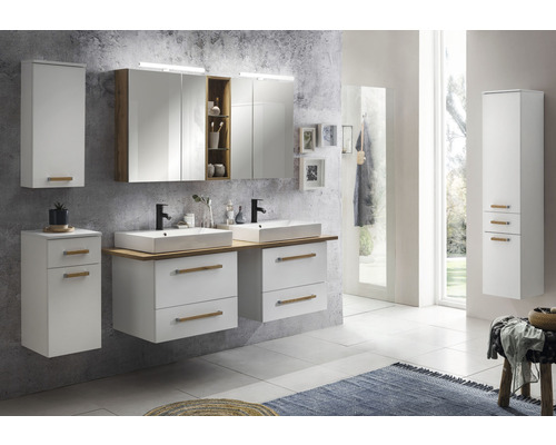 Koupelna s umyvadlem, zrcadlovou skříňkou a vysokou skříňkou v moderním designu