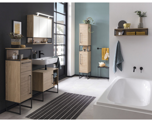 Koupelna s umyvadlem, zrcadlovou skříňkou, vysokou skříňkou a vanou v moderně zařízeném prostoru.