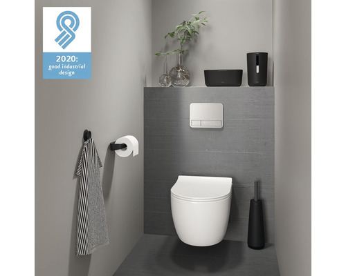 Moderní koupelna se závěsným WC, WC kartáčem, ručníkem a držákem toaletního papíru