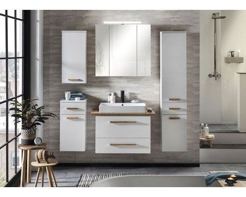 Koupelna s umyvadlem, zrcadlovou skříňkou a vysokými skříněmi