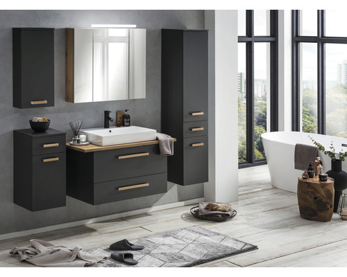 Koupelna s umyvadlem, zrcadlovou skříňkou, závěsnou skříňkou a vysokou skříňkou