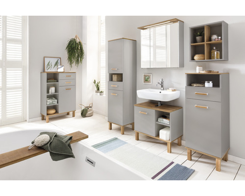 Světlá koupelna se šedým koupelnovým nábytkem, umyvadlem, zrcadlovou skříňkou a vysokou skříňkou