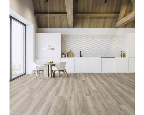 Světlá místnost s podlahou se vzhledem dřeva, jídelní sestavou a kuchyňskou linkou