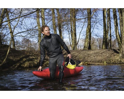 Muž v suchém obleku s kajakem a helmou ve vodě