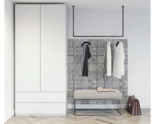 Vstupní prostor s bílou šatní skříní, šatní tyčí, lavicí a dekorativní výzdobou stěn