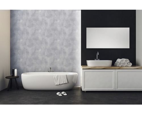 Moderní koupelna s volně stojící vanou, umyvadlem a zrcadlem