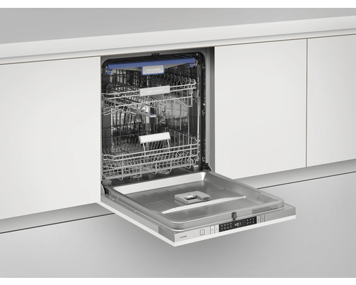 Otevřená myčka nádobí v kuchyňské lince s koši na nádobí