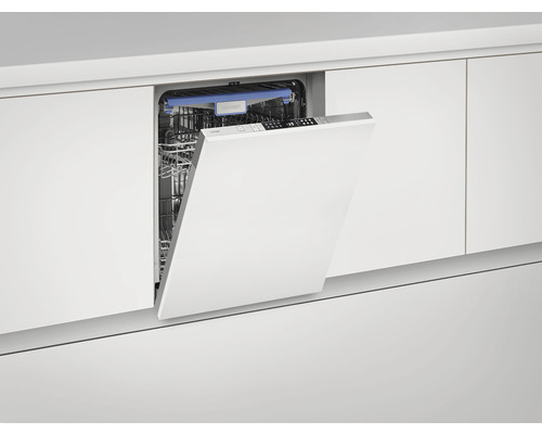 Vestavná myčka s otevřenými dvířky v moderní kuchyni