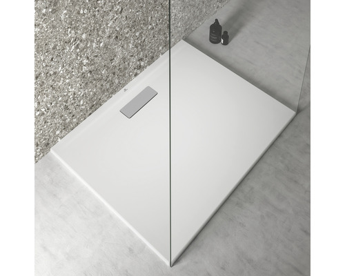 Obdélníková sprchová vanička s odtokem a skleněnou stěnou v koupelně