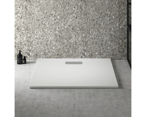 Sprchová vanička v úrovni podlahy s odtokovou soupravou v koupelně