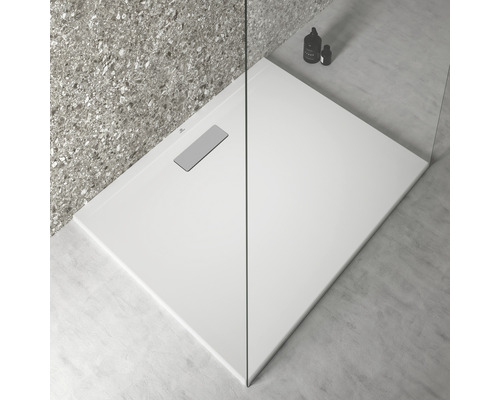 Sprchový kout v úrovni podlahy se sprchovou vaničkou a sprchovou zástěnou