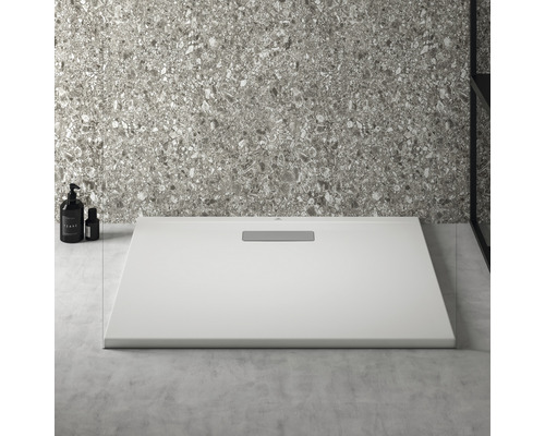 Čtvercová sprchová vanička s odtokovým žlabem v koupelně